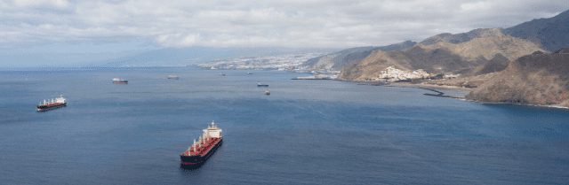 Casi una veintena de buques se desvían de Las Palmas al fondeo seguro del puerto de Tenerife