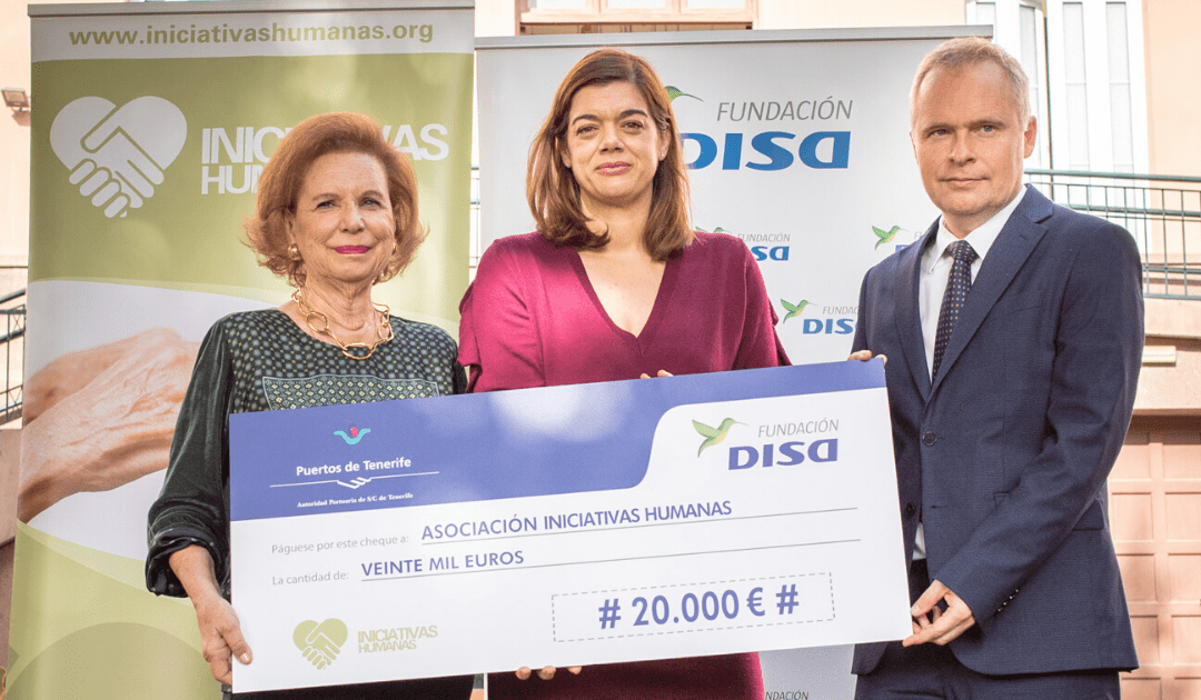 Entrega cheque solidario a Iniciativas Humanas