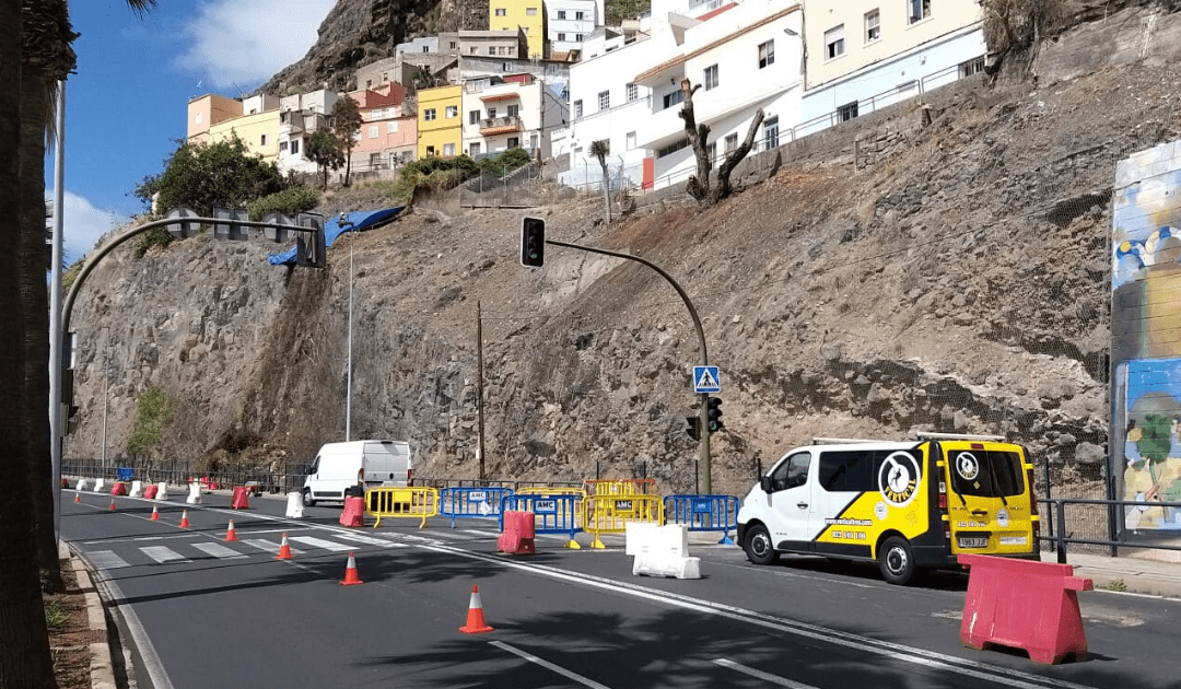 Puertos de Tenerife retoma trabajos no esenciales con la limpieza del talud de Valleseco