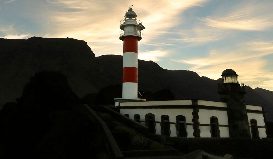 Faro al atardecer