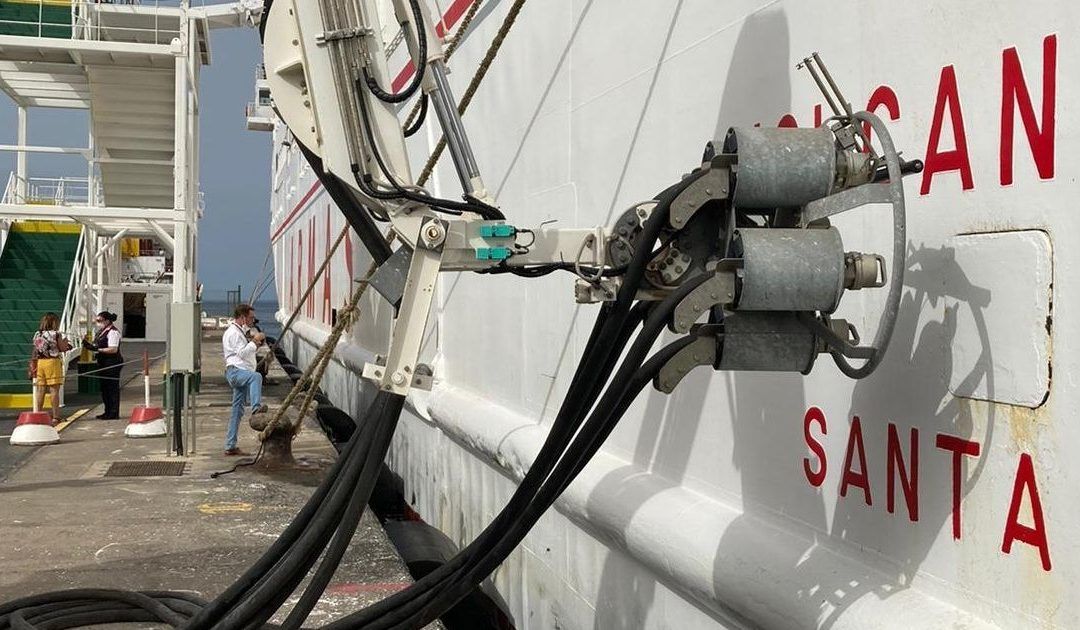 El Puerto de La Gomera, primero de España en suministrar electricidad a buques en atraque